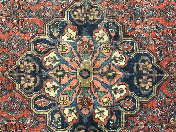 Grand tapis d'Orient à fond rouge. Dim. 2,75 x 3,63 cm. (accident)