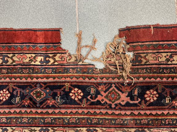 Grand tapis d'Orient à fond rouge. Dim. 2,75 x 3,63 cm. (accident)