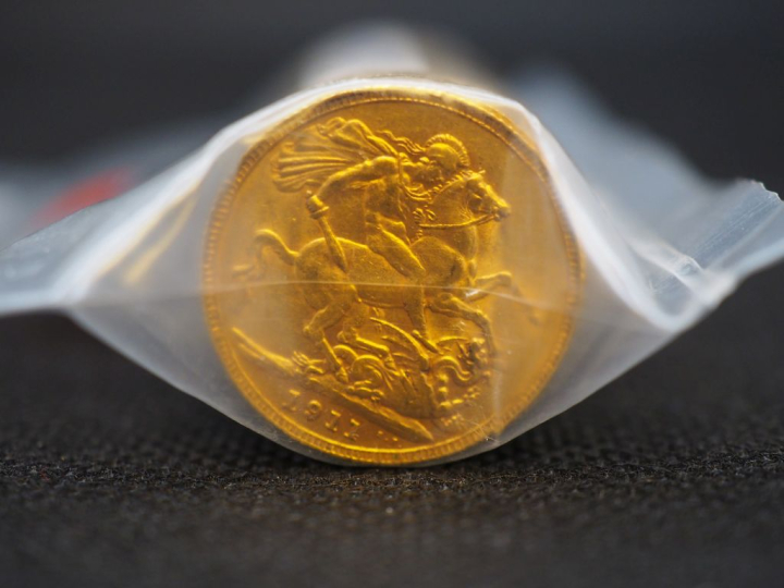 50 souverains or (une date visible 1911) Dans un sachet sous scellé de