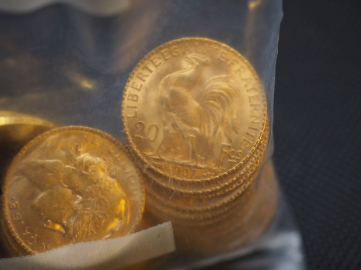 50 pièces de 20 Francs or (dates visibles 1907, 1909) Dans un sachet s