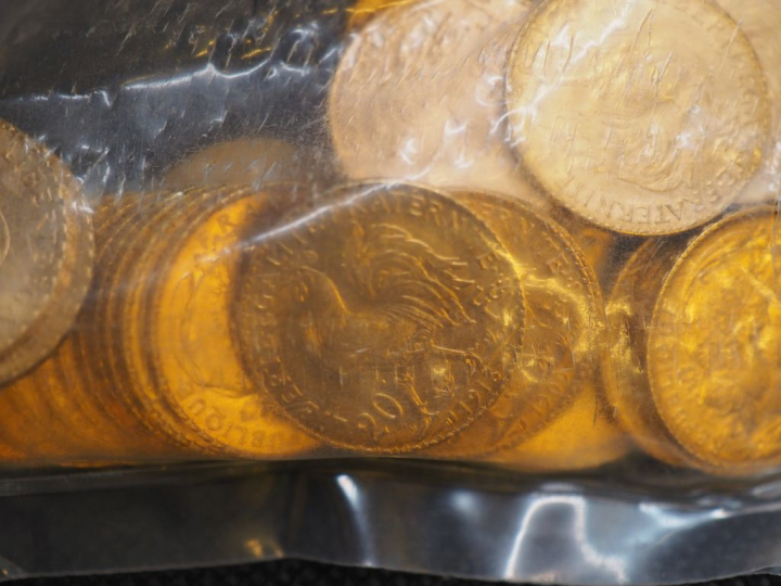 50 pièces de 20 Francs or (dates visibles 1909, 1913) Dans un sachet s
