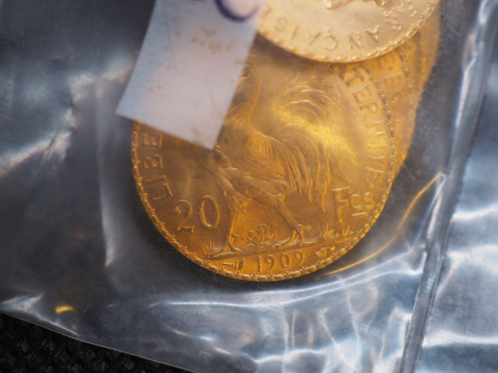 20 pièces de 20 Francs or (date visible 1909) Dans un sachet sous scel