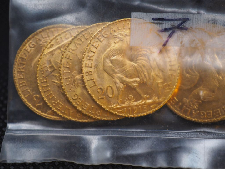 7 pièces de 20 Francs or (1906, 1910, 1913) Dans un sachet sous scellé