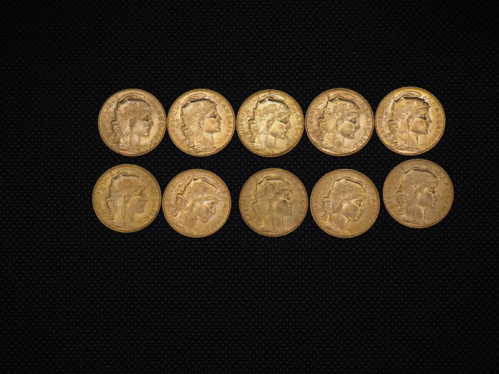10 pièces de 20 Francs or : 1910, 1908, 1910, 1910, 1910, 1907, 1910, 