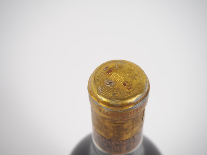 1 BOUTEILLE CHÂTEAU D'YQUEM 1er CCS SAUTERNES - 1945 - LB/ET/EA/BOUCHO