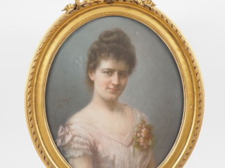 Vente aux enchères Ecole française XIXème. "Portrait de jeune femme à la robe de soie par