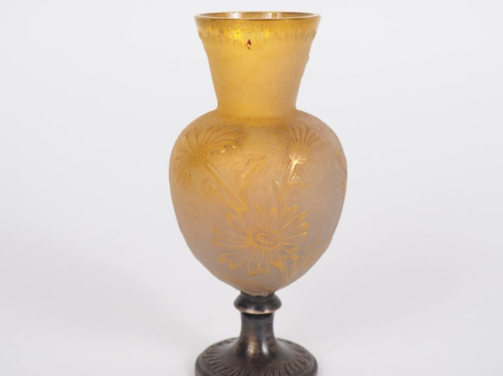 DAUM Nancy. Vase en verre jaune nuancé à décor polychrome et doré grav
