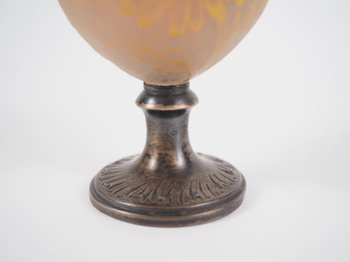 DAUM Nancy. Vase en verre jaune nuancé à décor polychrome et doré grav