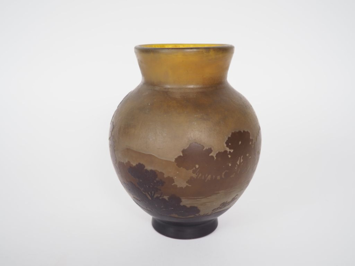 GALLE. Vase en verre gravé à décor en camée et à l'acide de paysage la