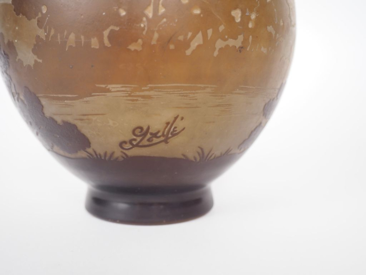 GALLE. Vase en verre gravé à décor en camée et à l'acide de paysage la