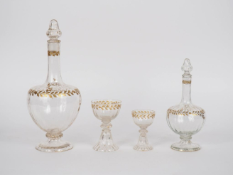 Vente aux enchères GALLE.  Partie de service de verres en cristal, à décor doré de feuill