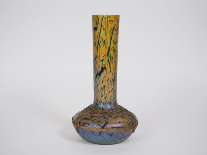 LOETZ. Vase Art Nouveau en verre jaune et bleu, monture en laiton doré