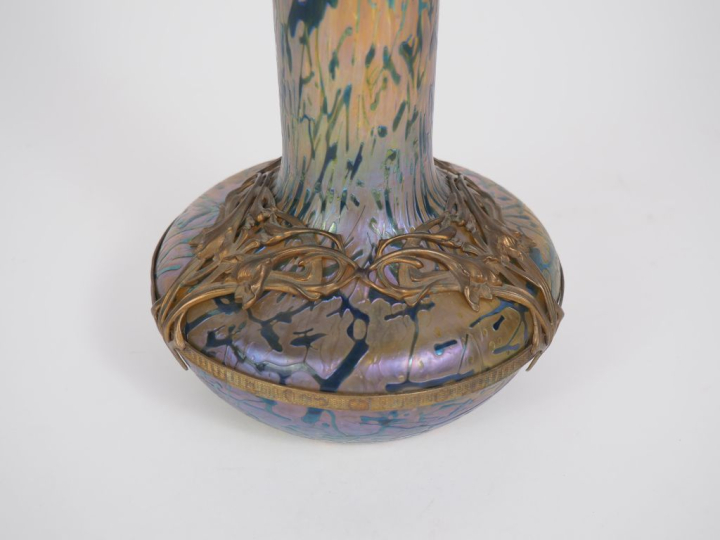 LOETZ. Vase Art Nouveau en verre jaune et bleu, monture en laiton doré