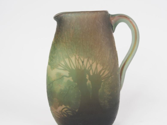 Vente aux enchères LEGRAS.  Pichet en verre à décor gravé en camée et à l'acide de paysag