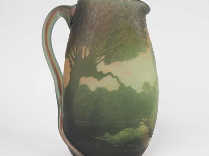 LEGRAS.  Pichet en verre à décor gravé en camée et à l'acide de paysag