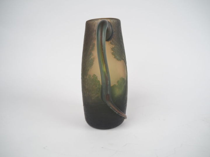 LEGRAS.  Pichet en verre à décor gravé en camée et à l'acide de paysag