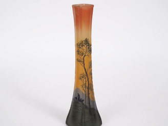 Vente aux enchères LEGRAS.  Vase soliflore en verre, à décor émaillé et dégagé à l'acide 