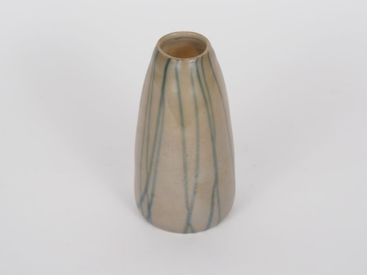 VAL SAINT LAMBERT. Vase en opaline à décor nuancé. Signé. H. 19,5 cm.