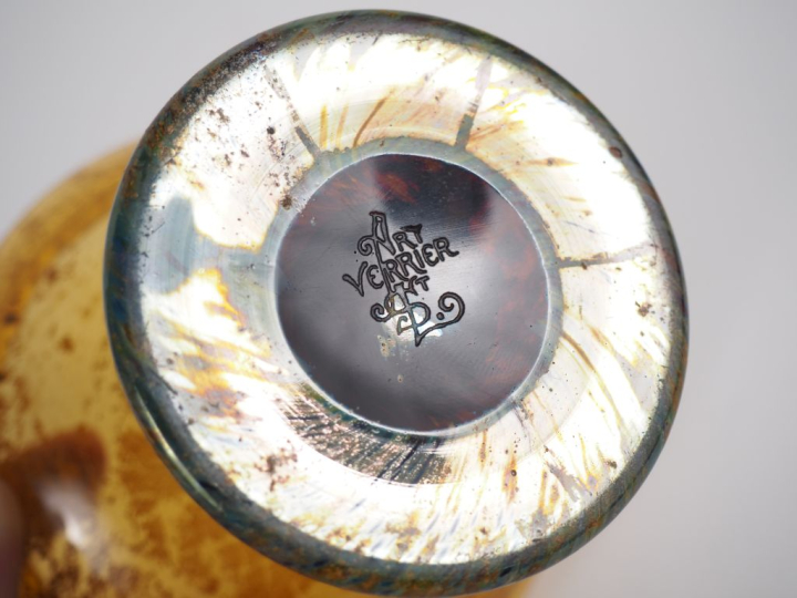 VAL SAINT LAMBERT. Coupe en verre moucheté jaune nuancé brun et vert. 