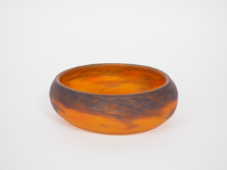 Vente aux enchères MULLER Frères à Lunéville. Vide poche en verre moucheté rouge-orangé e