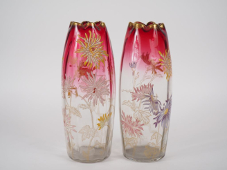 Vente aux enchères Paire de vases Art Nouveau en verre bicolore, à décor émaillé et doré 