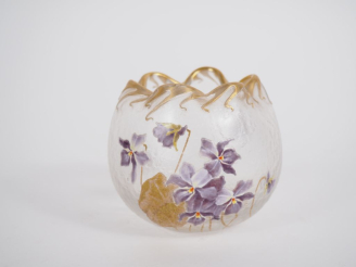 Vente aux enchères Vase boule en verre givré à décor doré et émaillé de fleurs. Signé. Di