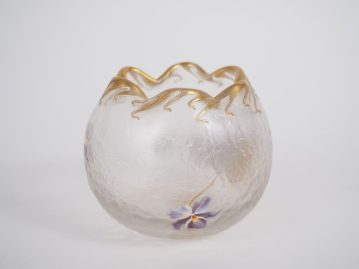 Vase boule en verre givré à décor doré et émaillé de fleurs. Signé. Di