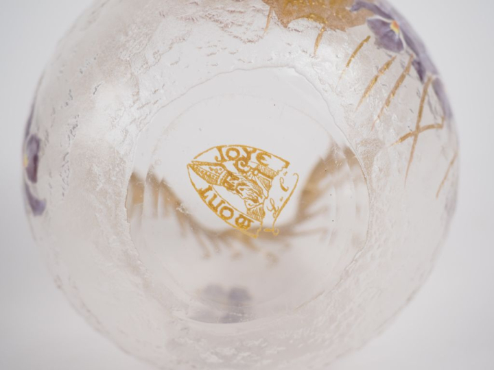 Vase boule en verre givré à décor doré et émaillé de fleurs. Signé. Di