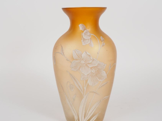 Vente aux enchères MULLER CROISMARE.  Vase en verre à décor émaillé de fleurs blanches. S