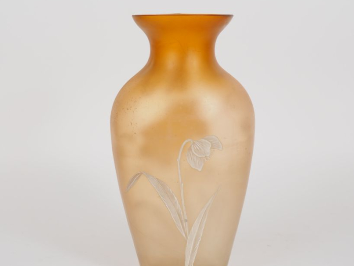 MULLER CROISMARE.  Vase en verre à décor émaillé de fleurs blanches. S