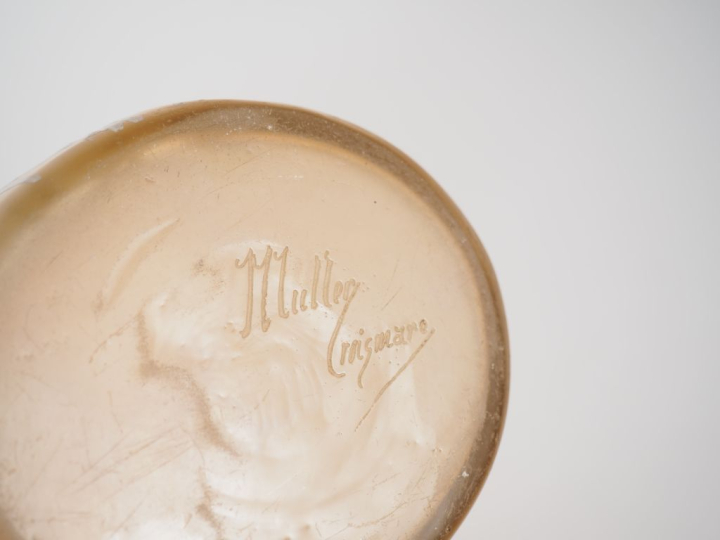 MULLER CROISMARE.  Vase en verre à décor émaillé de fleurs blanches. S