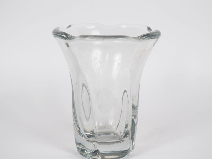 DAUM.  Vase en cristal.  Signé.  H. 25,5 cm.