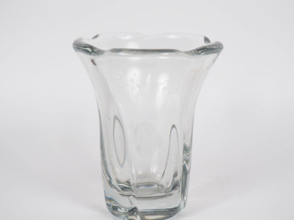 Vente aux enchères DAUM.  Vase en cristal.  Signé.  H. 25,5 cm.