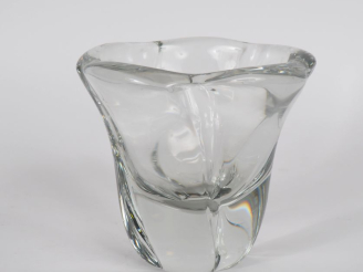 Vente aux enchères DAUM.  Vase en cristal.  Signé. H. 16 cm.