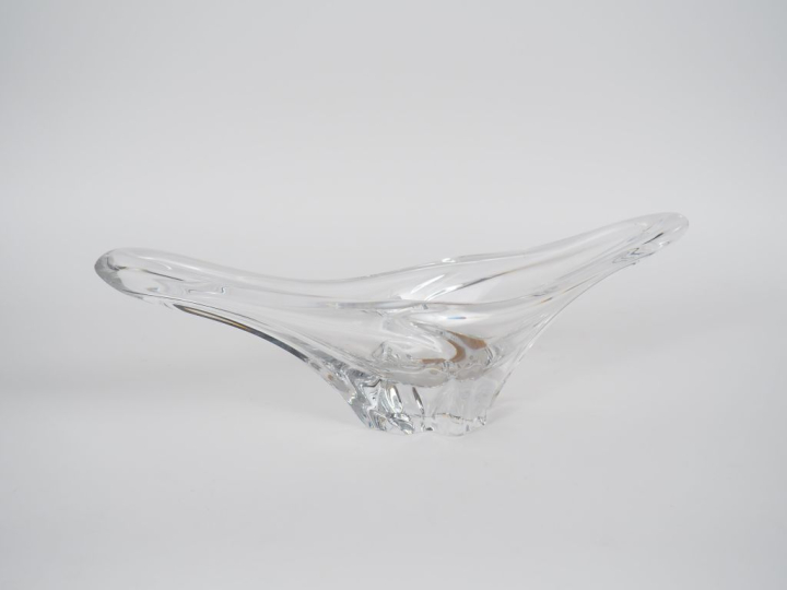 DAUM France. Grand vide-poche en cristal moulé. Signé. Dim. 16 x 49 cm