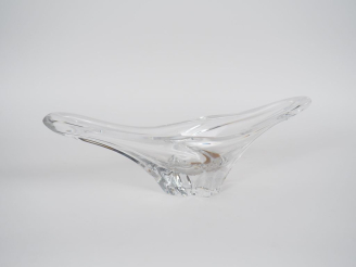 Vente aux enchères DAUM France. Grand vide-poche en cristal moulé. Signé. Dim. 16 x 49 cm