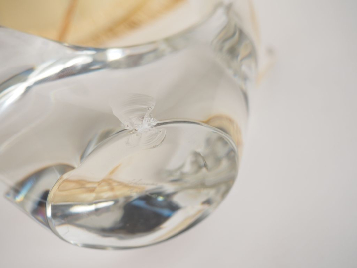 LALIQUE France. Lampe en cristal. Signée. Dim. 19,5 x 23 cm.  (égrenur