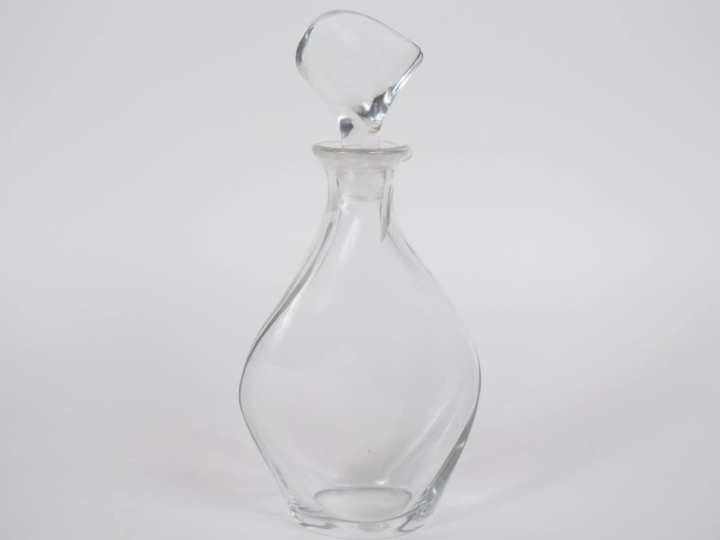 LALIQUE.  Carafe en cristal. Signée.