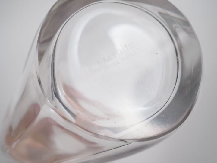 LALIQUE.  Carafe en cristal. Signée.