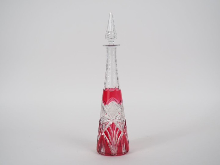 Flacon en cristal taillé bicolore, à décor de palmettes. H. 42 cm.