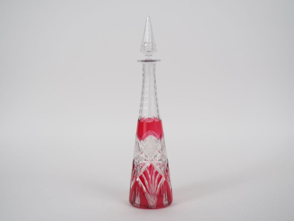 Vente aux enchères Flacon en cristal taillé bicolore, à décor de palmettes. H. 42 cm.