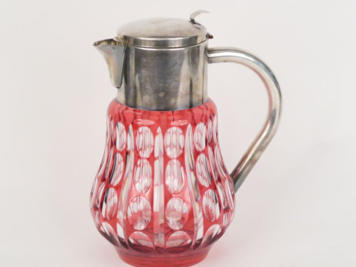 Carafe à orangeade en cristal bicolore, monture en métal argenté. H. 2