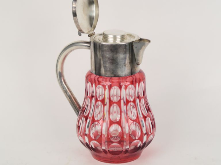 Carafe à orangeade en cristal bicolore, monture en métal argenté. H. 2