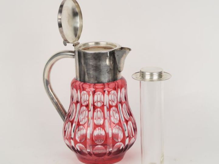 Carafe à orangeade en cristal bicolore, monture en métal argenté. H. 2