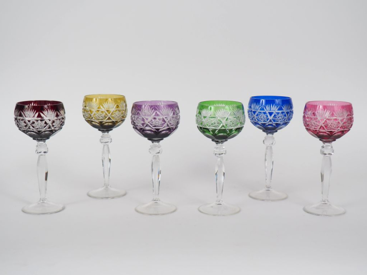 6 verres à vin du Rhin en cristal bicolore à décor gravé de fleurs et 