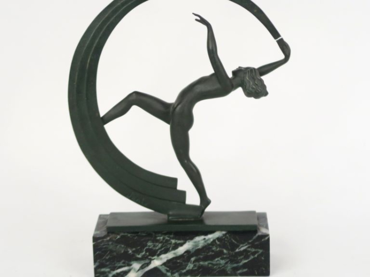 JANLE. "Danseuse Art Déco". Sculpture en métal à patine verte sur un s