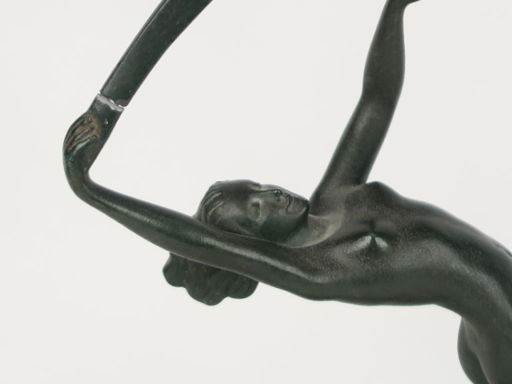 JANLE. "Danseuse Art Déco". Sculpture en métal à patine verte sur un s