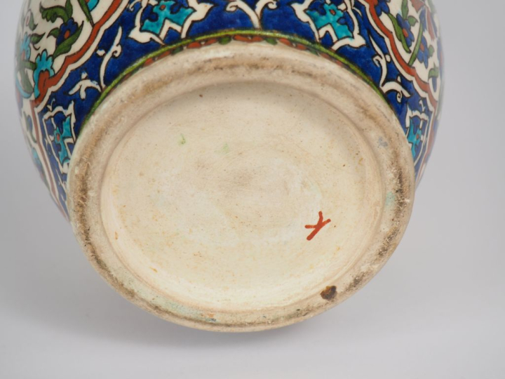 Vase en céramique polychrome dans le goût d'Iznik à décor de fleurs et