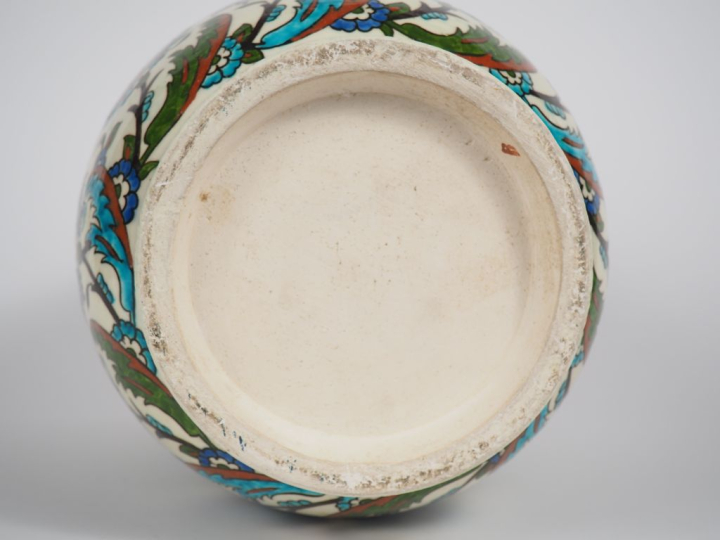Pot couvert en céramique polychrome dans le goût d'Iznik à décor de fl