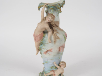 Vente aux enchères Vase 1900 en biscuit polychrome, à décor en relief de nymphes, d'angel